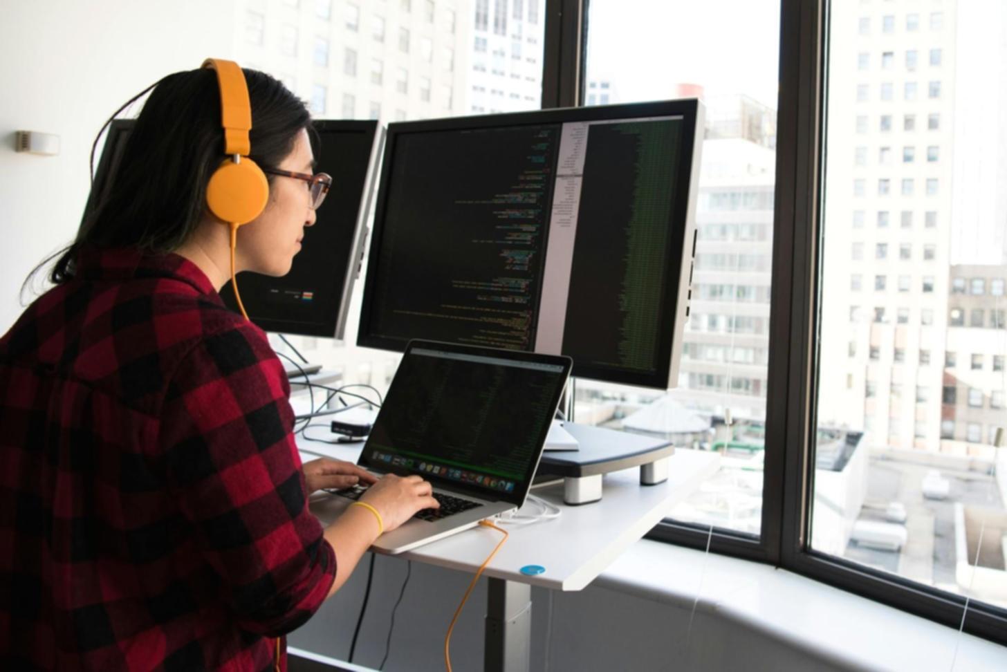 Dijital dağıtım platformları ve yayıncılık operasyonlarının görsel temsili